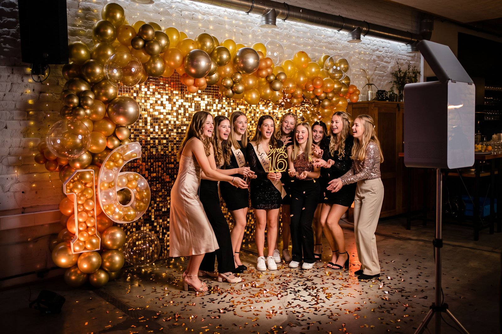 Fotokoutek Fotoboss u stěny z balónků na narozeninové oslavě