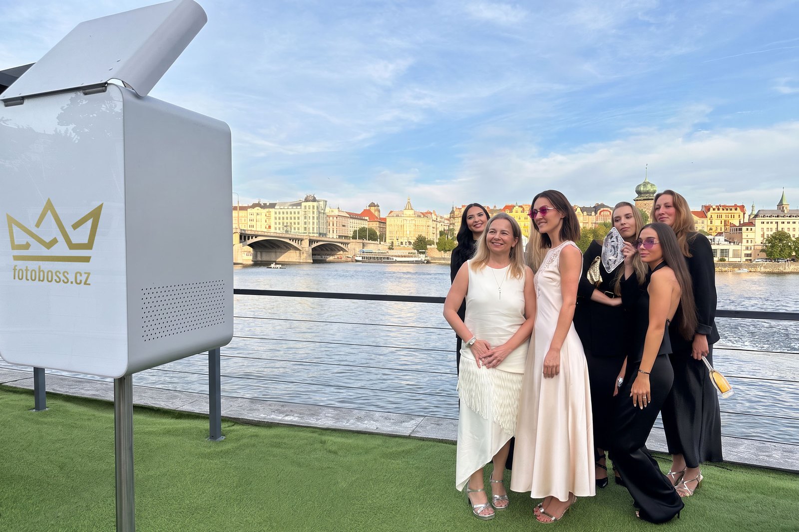 Hosté firemní akce u fotokoutku Fotoboss na terase u Vltavy