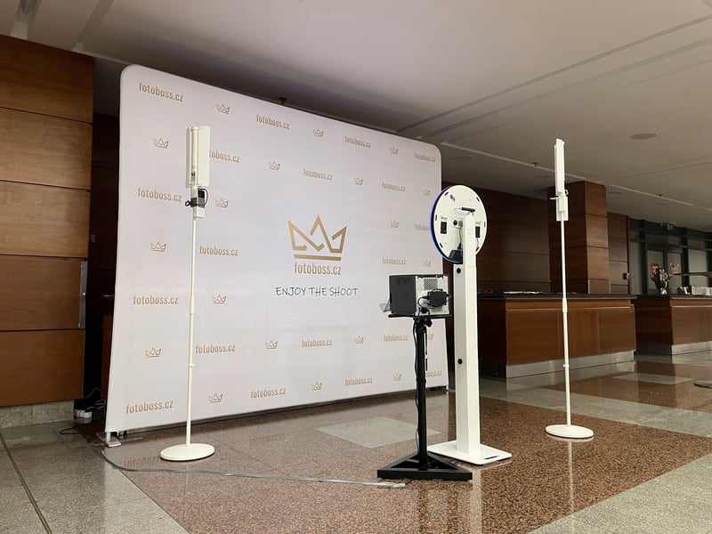 KI-Fotobox mit weißer Pressewand im Hilton Prag
