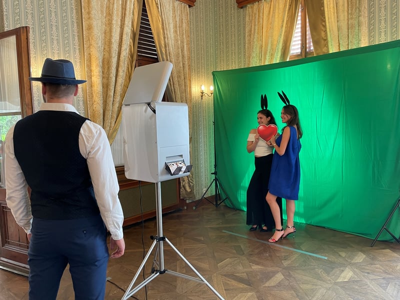 Gäste einer Abschlussfeier am Greenscreen im Chateau Havel