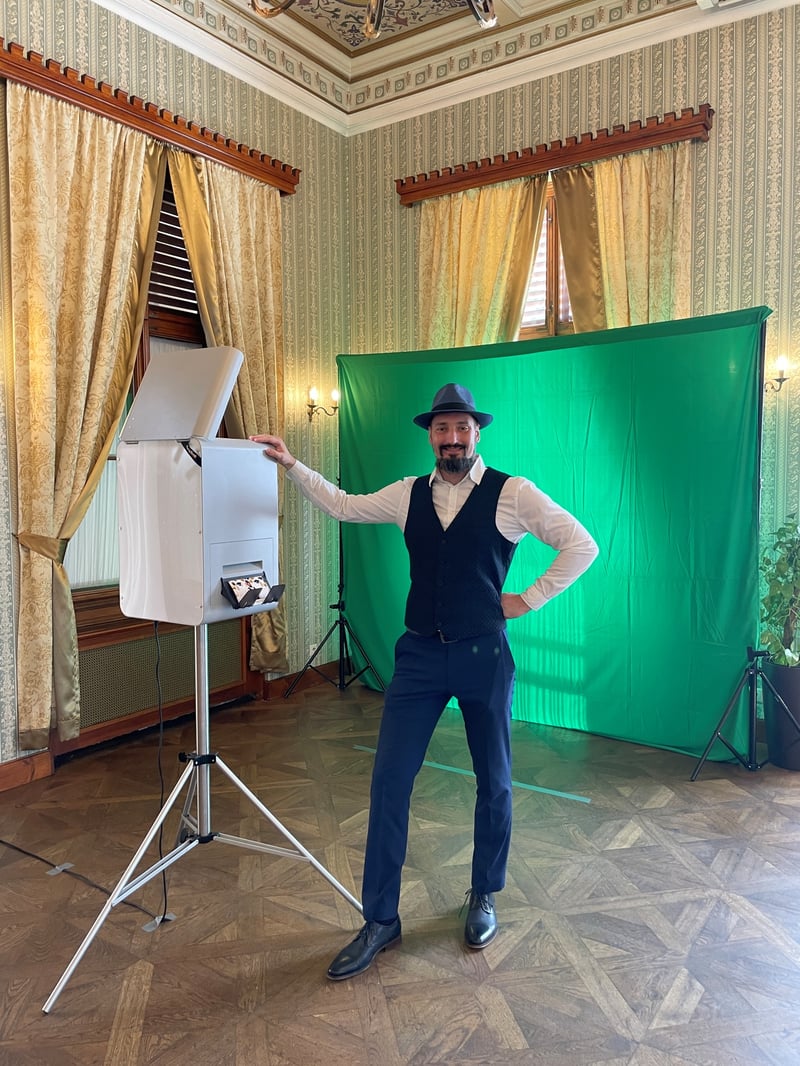 Betreuer an der Fotobox von Fotoboss mit Greenscreen in einem historischen Saal