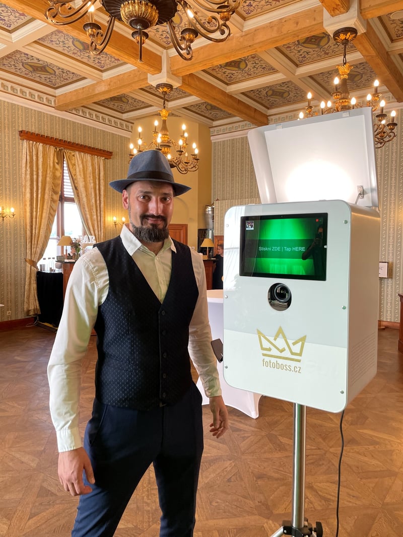 Betreuer an der Fotobox von Fotoboss in einem Saal mit Kronleuchtern