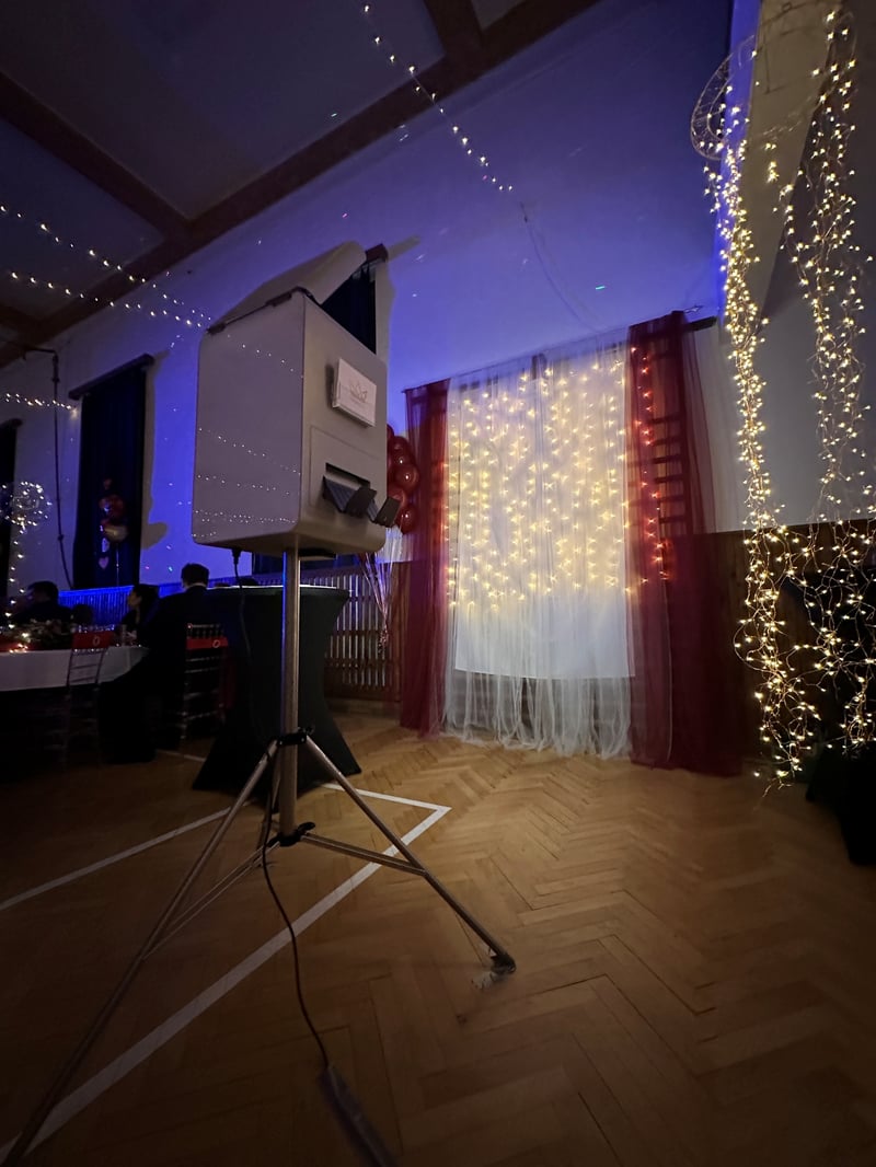 Fotokoutek u světelné stěny na vánočním večírku v Přezleticích