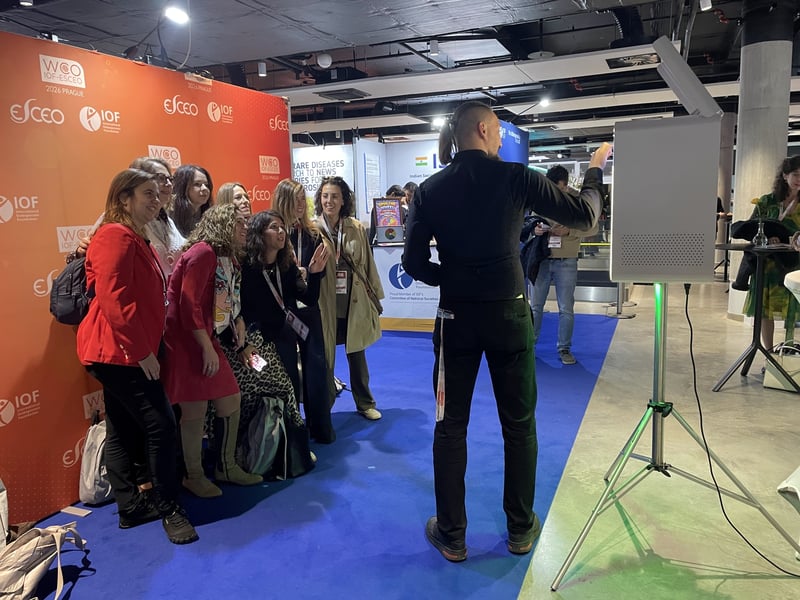 Besucher stehen beim IOF-Kongress im O2 universum an der Fotobox an