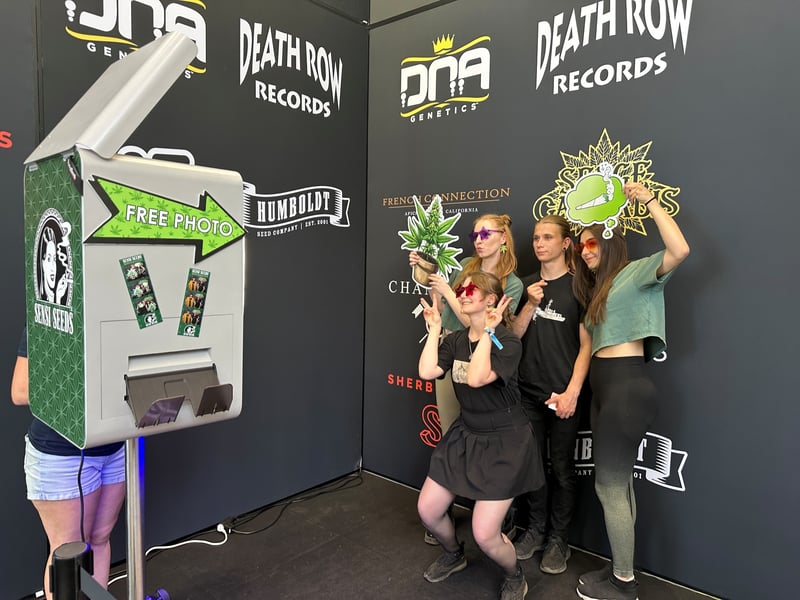 Fotobox von Fotoboss mit Sensi-Seeds-Motiv auf dem Cannafest