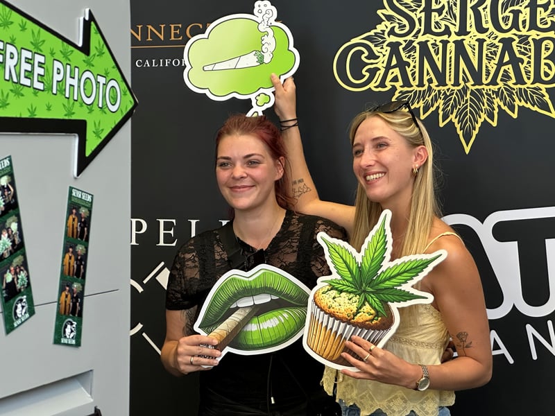 Hostessen mit Requisiten am Stand von Sensi Seeds