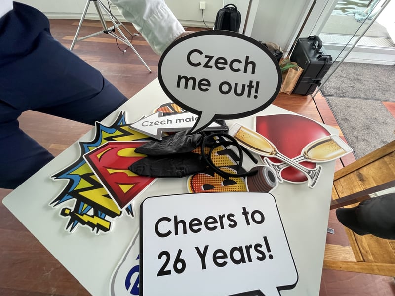 Cedulky na míru k výročí firmy s nápisem Cheers to 26 Years
